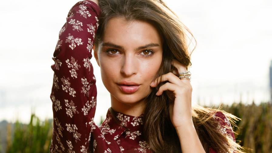 Actress Emily Ratajkowski 1920x1200