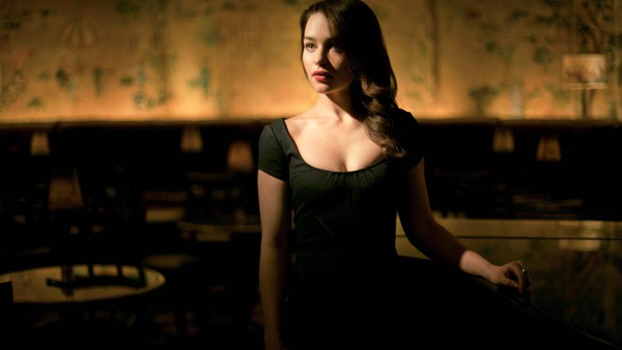 Emilia Clarke Hot
