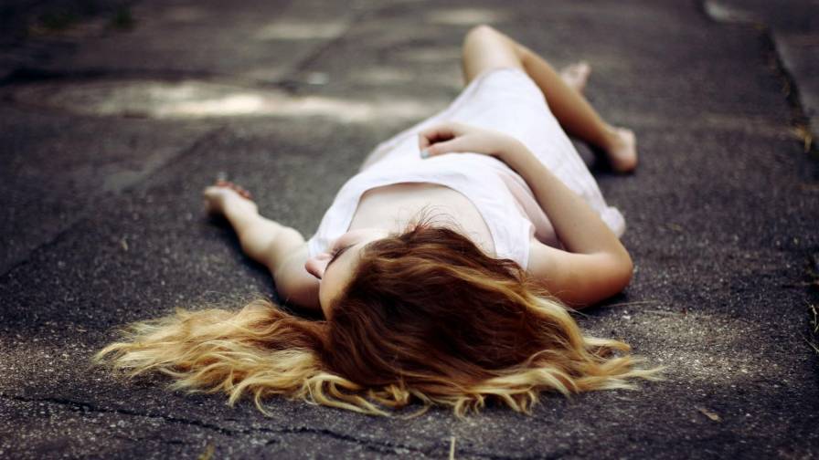Mood Girl Asphalt