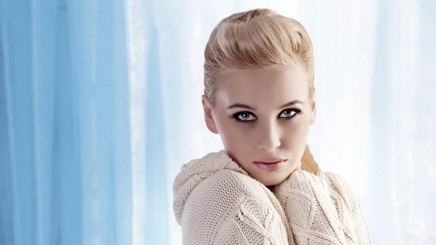Portrait Face Blonde Girl