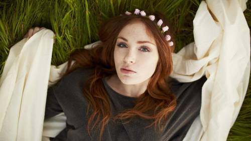 Redhead Girl Wreath Flowers