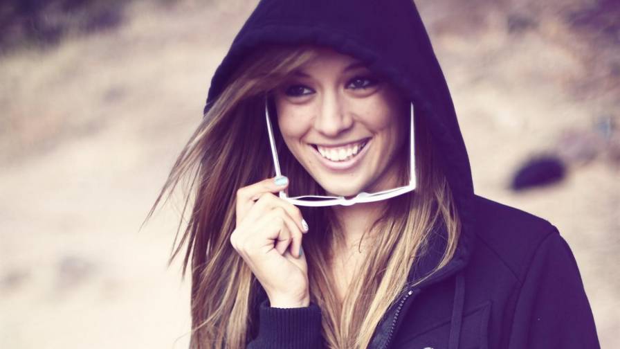 Teravena Model Girl Blonde Smile
