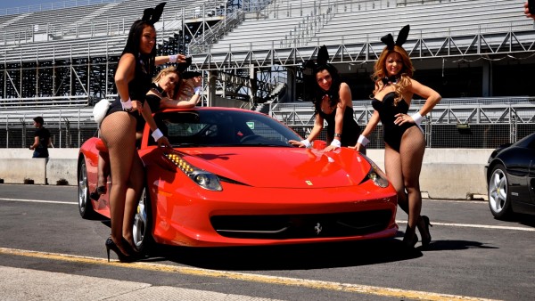 Красивые девушки зайчики на автодроме и шикарное авто Ferrari 458 
