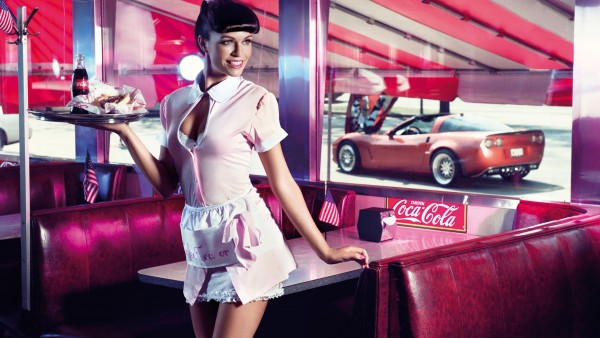 Красивая девушка официантка с Кока-колой