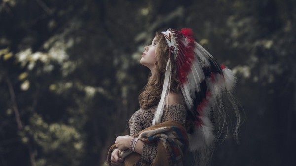 Красивая девушка индейского племени