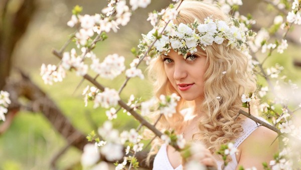Девушка блондинка с цветами на голове