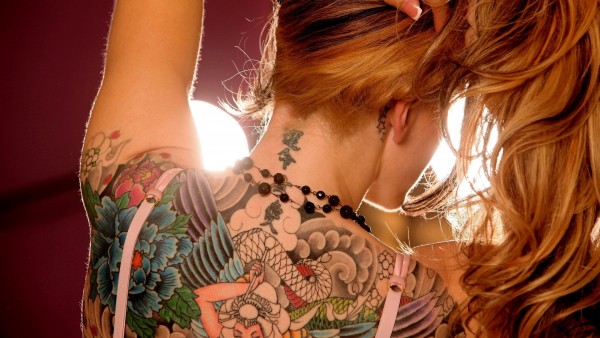 1920x1200 Рыжая девушка с татуировками на спине