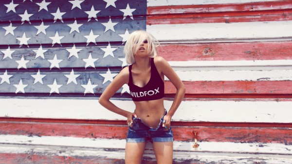 Девушка в шортах на фоне американского флага