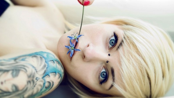 Татуировки на руке девушки фото