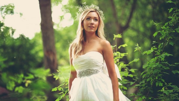 Красивая девушка в свадебном платье на природе обои hd