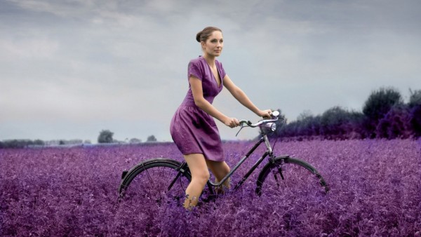 Леди на велосипеде на пурпурном поле картинки скачать