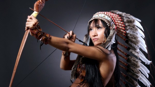 Сексуальная девушка индианка с луком и стрелами обои