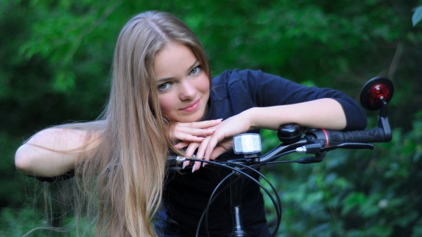 Молодая девушка на велосипеде обои hd
