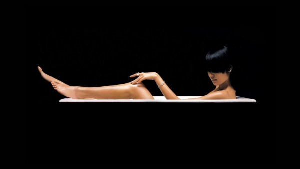 Девушка в ванной на черном фоне заставки на рабочий стол