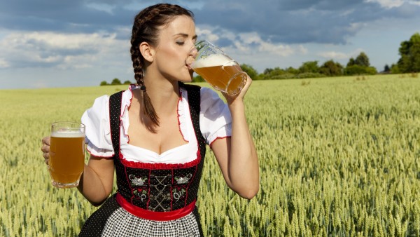 Девушка в униформе немецкая фрау с пивом на поле обои скачать