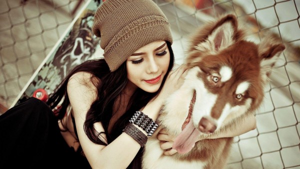 Симпатичная девушка с собакой картинки