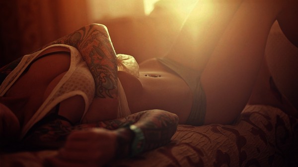 Фото стройной девушки лежащей на кровати