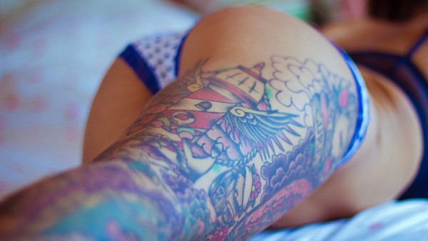 Широкоформатная заставка девушки с интересной татуировкой
