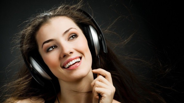 Фотография девушки которая слушает музыку