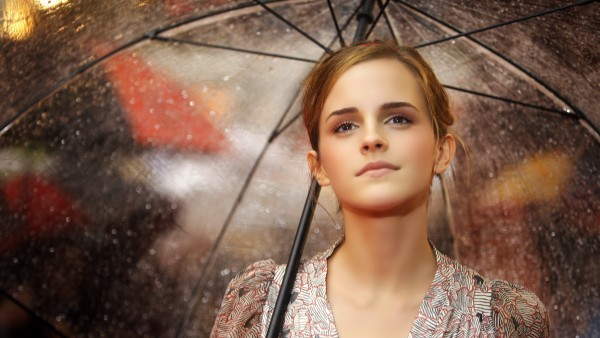 Красивая Эмма Уотсон под зонтиком обои