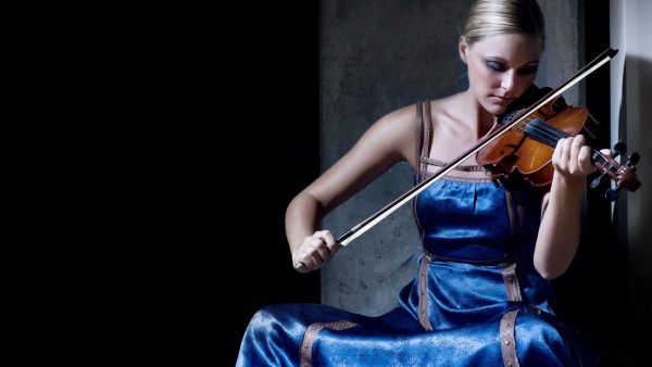 Блондинка играет на скрипке обои
