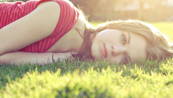 красивая девушка, лежа в траве