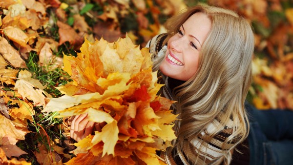 девушка осенние листья улыбка