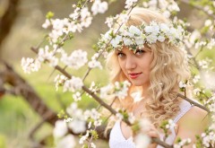 Девушка блондинка с цветами на голове