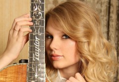 Taylor Swift с гитарой девушка блондинка