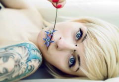 Татуировки на руке девушки фото