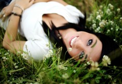 Девушка в траве на земле обои hd