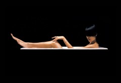 Девушка в ванной на черном фоне заставки на рабочий ст�…