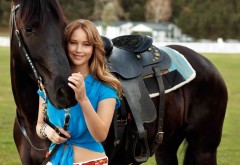 Широкоформатное фото милой девушки с лошадью