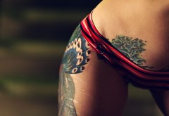 Фото девушки с татуировками на ножке и внизу живота