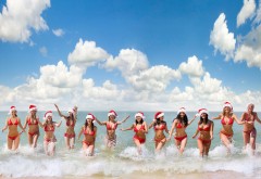 Санта Клаусы красивые женщины в купальниках на пляже